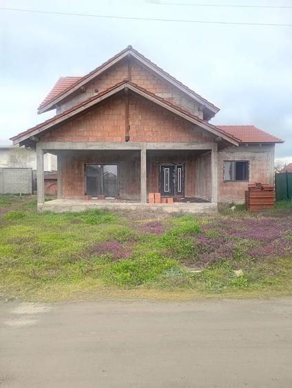 Casa in rosu de vanzare - 2