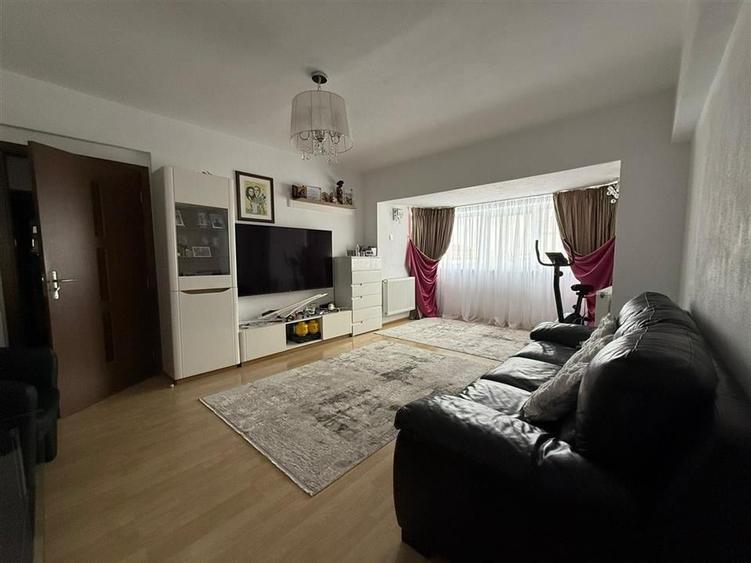 Apartament decomandat cu 3 camere si 2 bai in Turnisor - 2