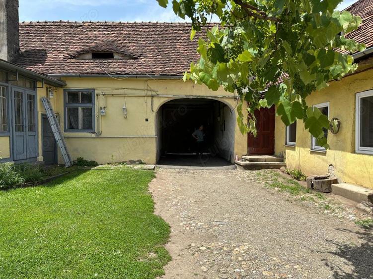 Casa de vanzare cu 2 apartamente in Cisnadie, central. - 3