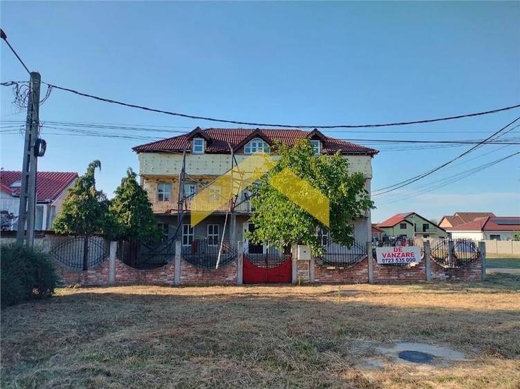 Casă individuală cu 7 camere cu Piscina în Fântânele