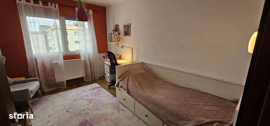 Apartament cu 4 camere decomandat în Răcădău