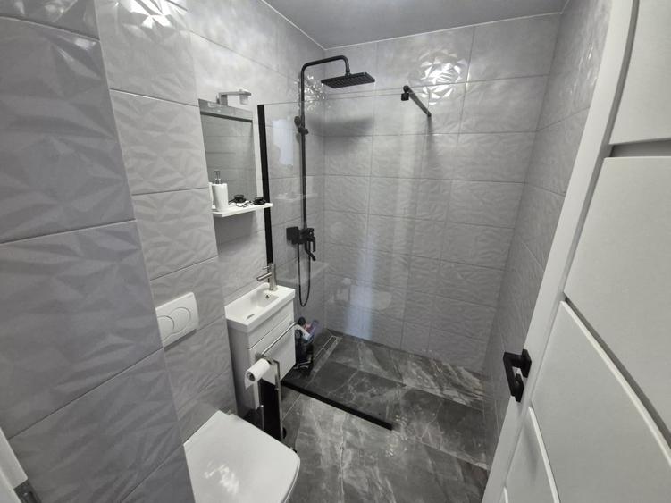 Apartament cu 3 camere decomandat, mobilat în Florești