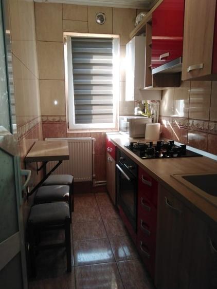 Vând apartament 3 camere semidecomandat 55mp izolat gaze et3 str.Aleea Farului h - 10
