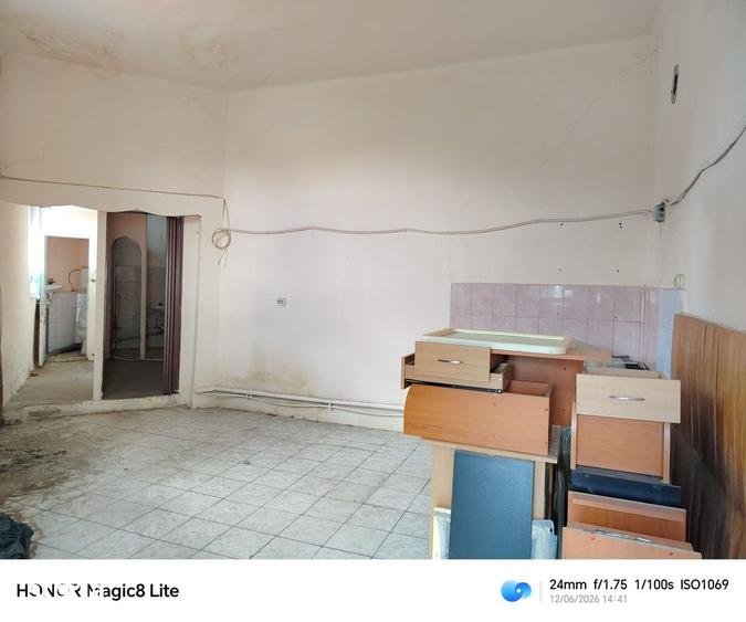 Vand urgent,negociabil, Casa 256 mp; 8 camere; teren 385mp; 65000 euro - 5