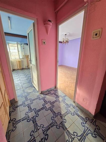 Dacia - la bulevard 2 camere decomandat, etaj intermediar, liber - 1