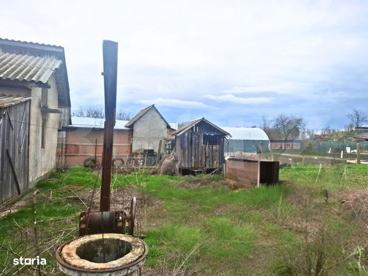 Casa (la rosu) + teren 2522 mp ideala pentru personalizare - Cost - 19