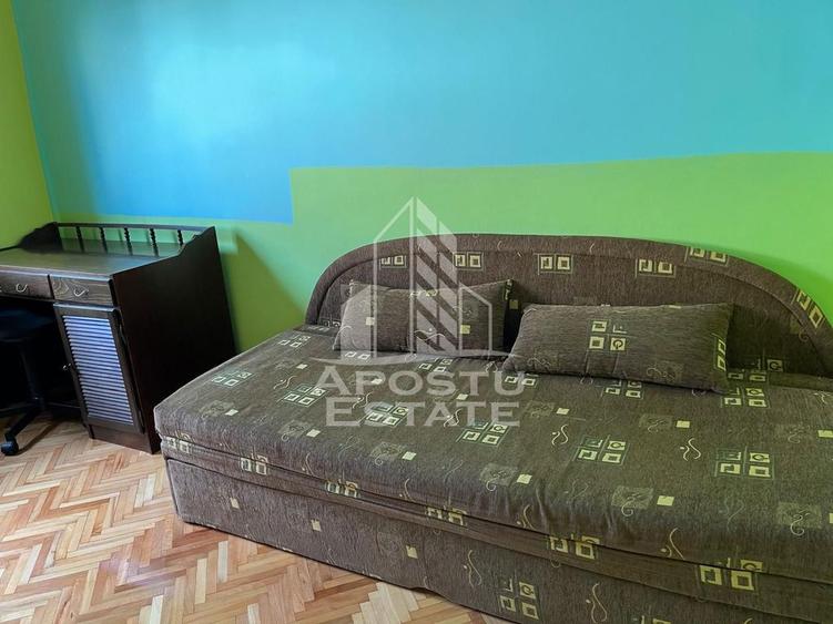 Apartament cu 3 camere decomandat, mobilat în Lunei