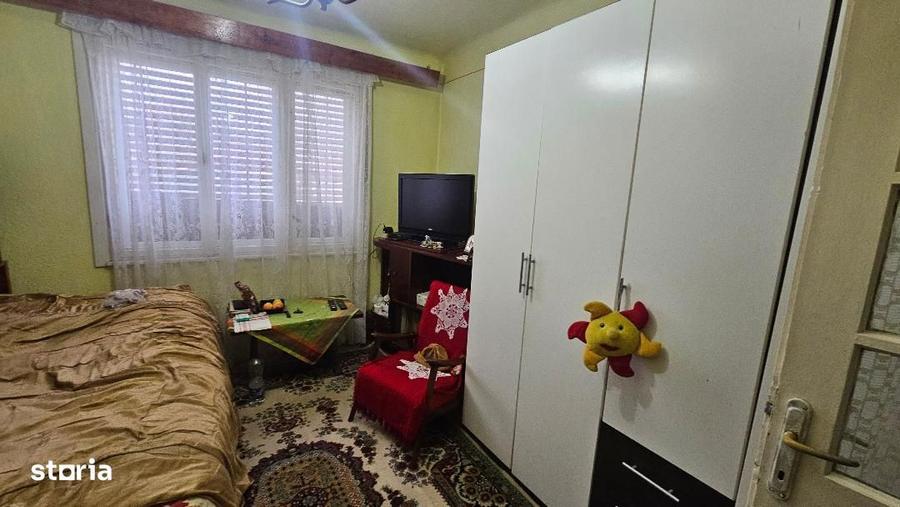 Casa de vanzare cu garaj ?i pivni?a, in ora? - 2