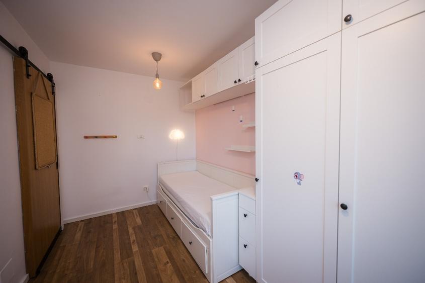 Apartament cu 3 camere semidecomandat, mobilat în Titan