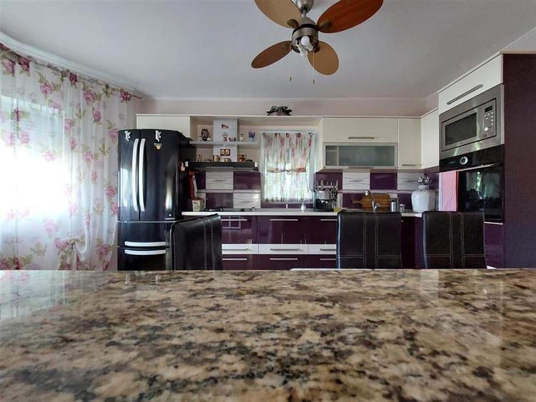 Vila de vanzare P+1 si  4200 mp teren in Com Livezi - 6