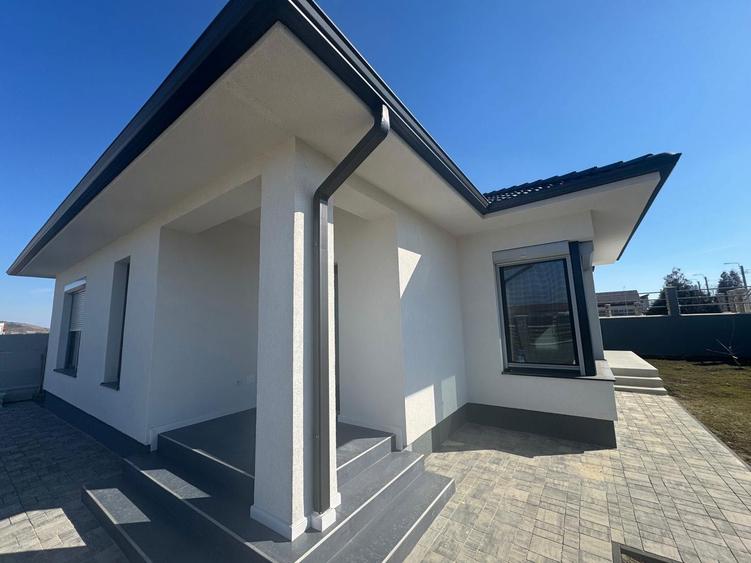 Casa de vanzare la cheie , toate utilitatile - 2