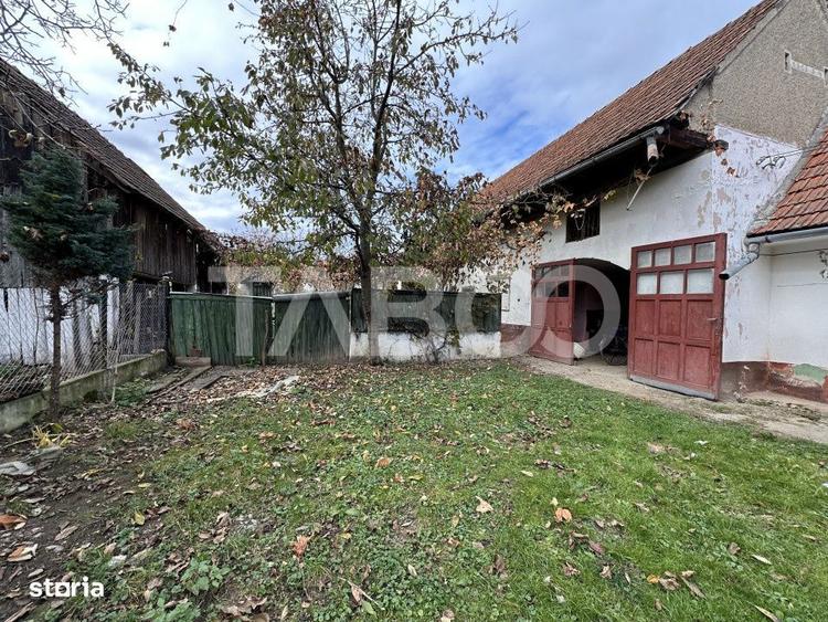 Casa cu gradina 3 camere anexe gospodaresti 5702 mp teren in Gura Vaii - 2