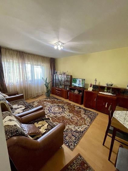 Apartament cu 3 camere decomandat, mobilat în Dacia