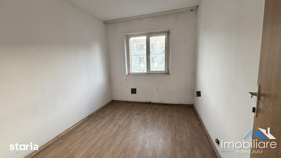 Apartament cu 4 camere decomandat în Petros