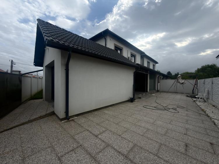 Duplex cu 5 camere cu Canalizare în Utvin