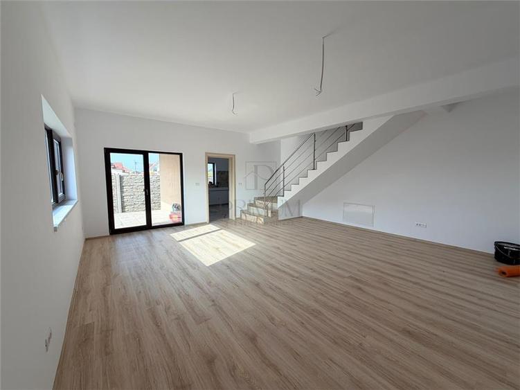 Duplex cu 5 camere cu Canalizare în Moșnița Nouă