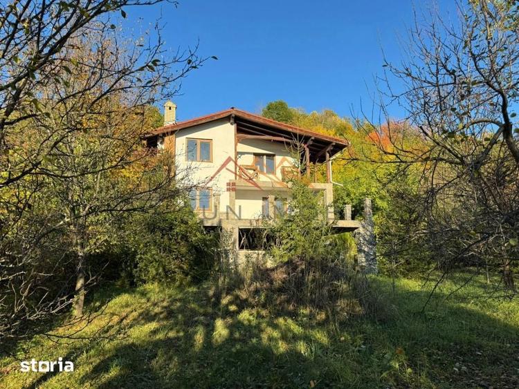 Casă cu 6 camere cu Teren 1354 Mp în Cornu
