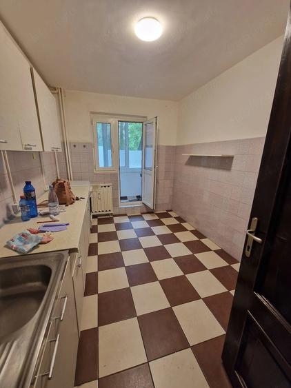 Apartament cu 4 camere semidecomandat în Tei