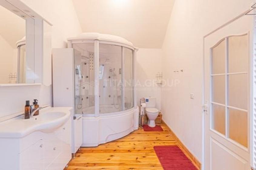 Casă individuală cu 9 camere cu Canalizare în Poiana Brașov