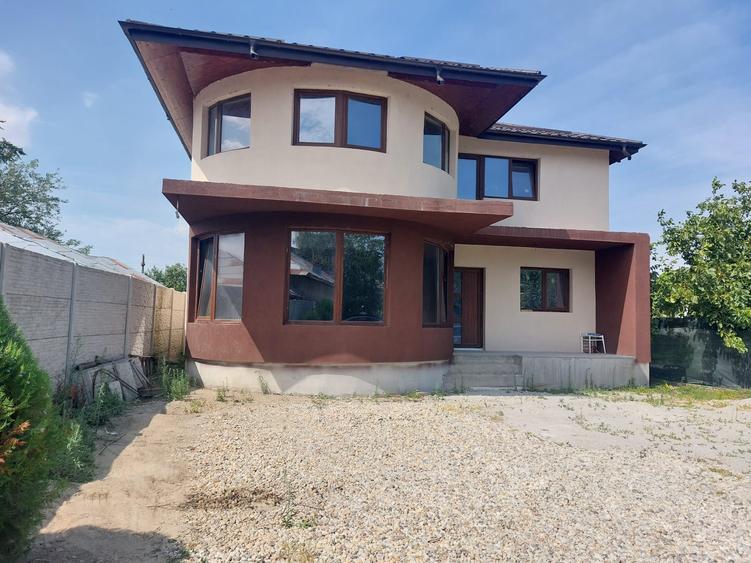 Casă individuală cu 7 camere cu Canalizare în Mihăilești