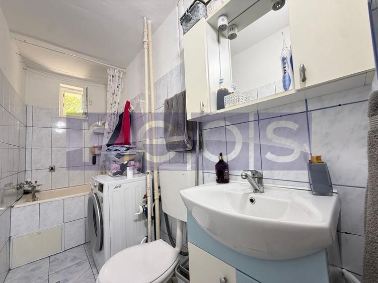 Apartament cu 3 camere semidecomandat, mobilat în Vitan
