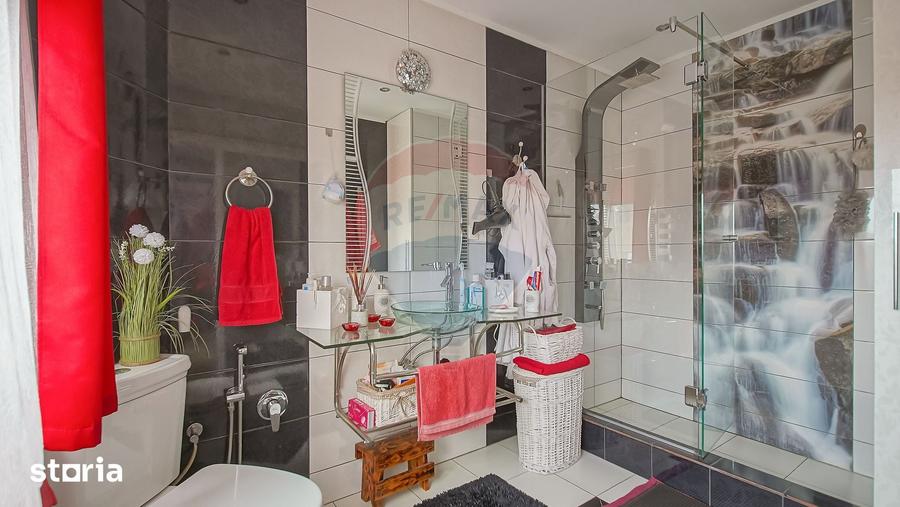Casă cu 9 camere cu Teren 377 Mp în Central