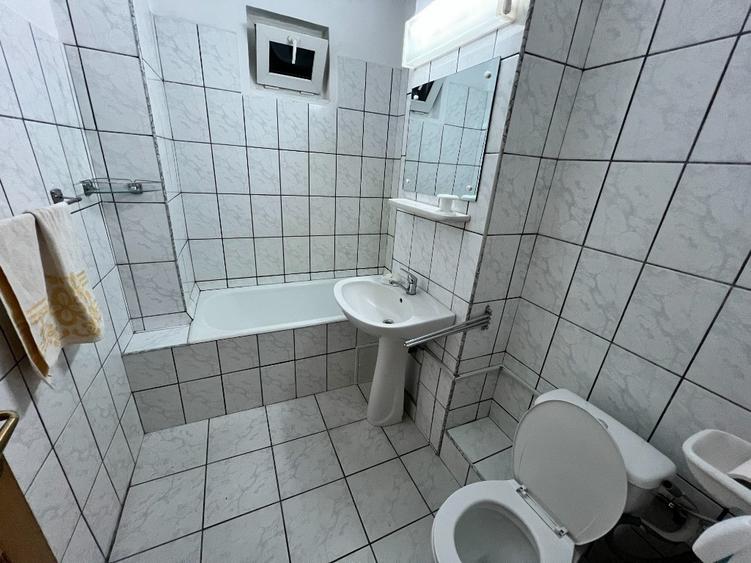 INCHIRIEZ apartament 4 camere decomandat, zona Vasile Aaron - 9