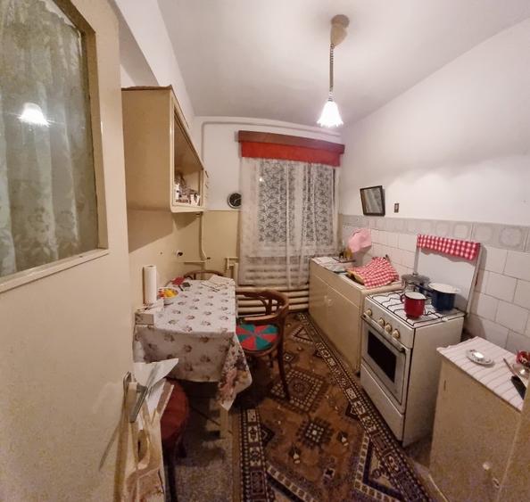 Apartament doua camere, decomandat, etaj patru, structura buna, simplu, central - 11