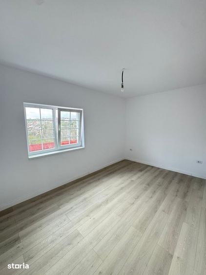 Casă cu 4 camere cu Teren 500 Mp în Podu Roș