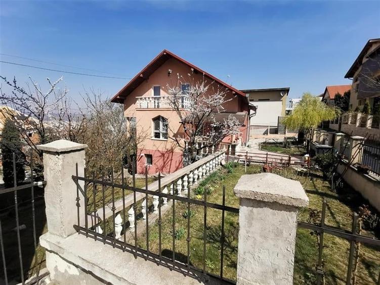 Casă cu 8 camere în Andrei Mureșanu Casă cu 8 camere în Andrei Mureșanu