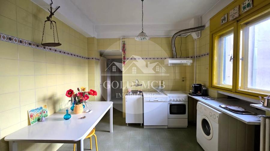 Apartament cu 3 camere circular în P-ța Universității