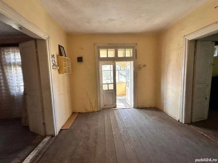 De vanzare casa batraneasca in Roman, din caramida, suprafata teren 406 mp, 60.000 euro - 3