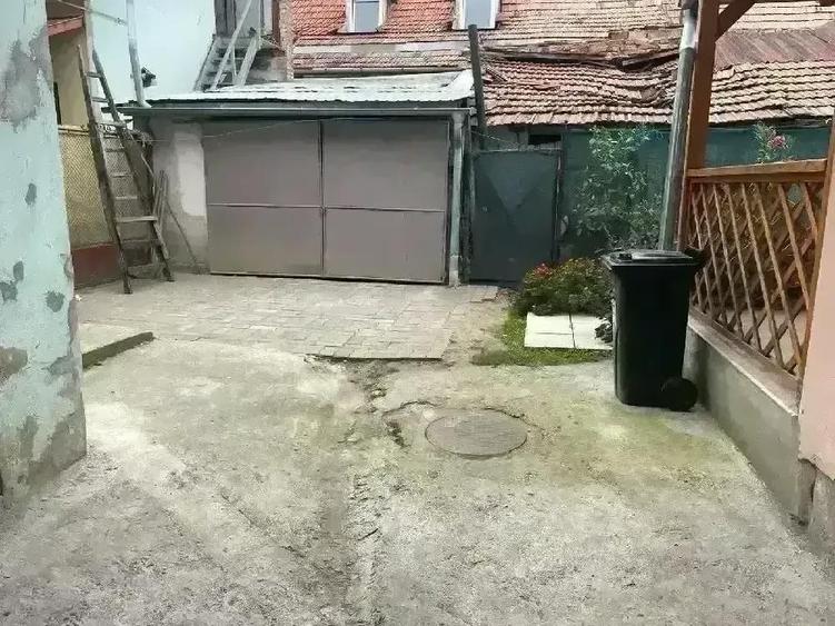 Vind spartament doua camere,baie toate utilitatile la casa curte comuna ,in Alba iulia linga tribun - 1