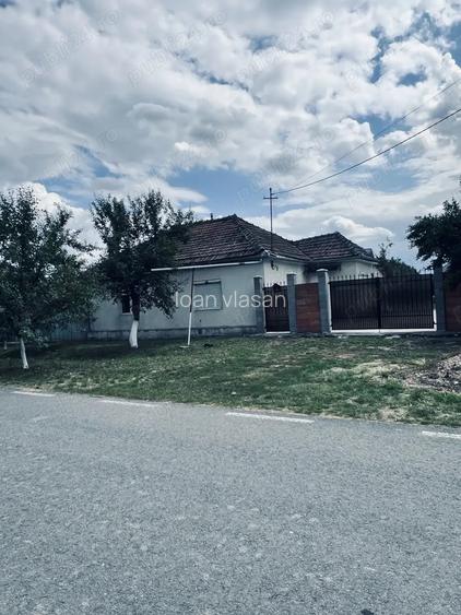 Vand casa spa?ioasa sepreus Jud Arad