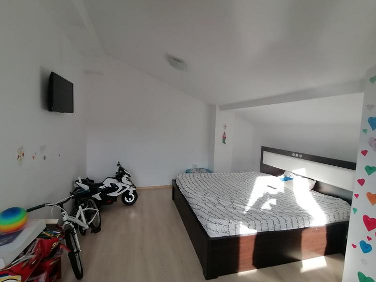Apartament cu 4 camere decomandat, mobilat în Est