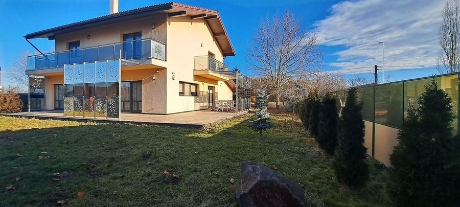 Vilă deosebită în cartier exclusivist la intrarea în Sânpetru - 1