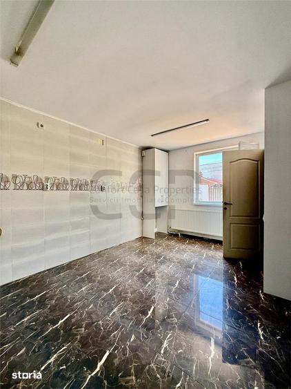 Casă cu 5 camere cu Teren 240 Mp în Apărătorii Patriei