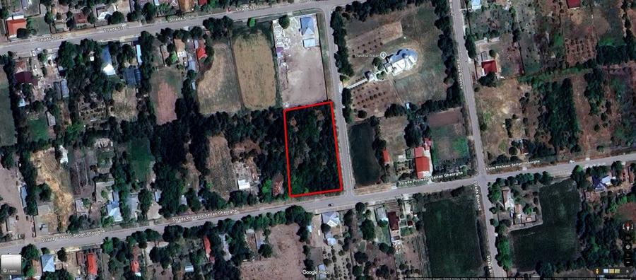 Teren de 3200 mp, în Traian