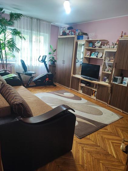 Apartament cu 3 camere decomandat în Nufărul