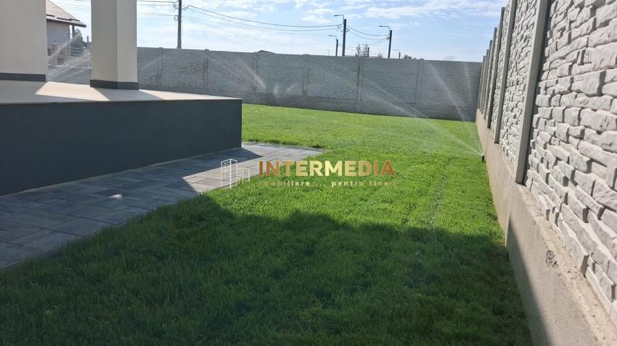 Casă individuală cu 4 camere cu Canalizare în Micești