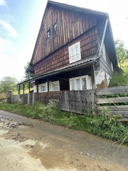 Vand teren + casa veche, suprafata 4000 mp situat langa drum principal - 2