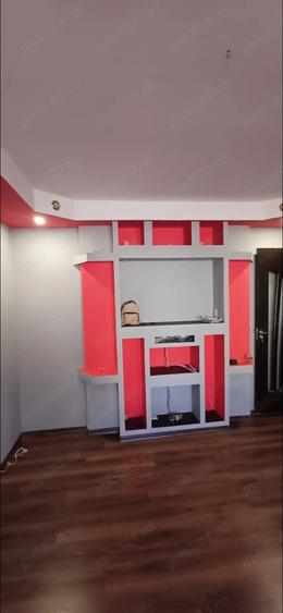 Vand apartament decomandat , cu doua camere ?i doua balcoane , la etaj 2 - 5