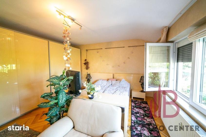 Casă cu 7 camere cu Teren 381 Mp în Intim