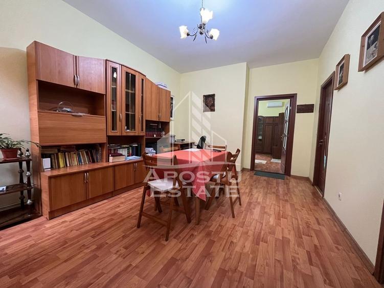 Apartament cu 3 camere, semidecomandat,situat in zona Centrala - 1