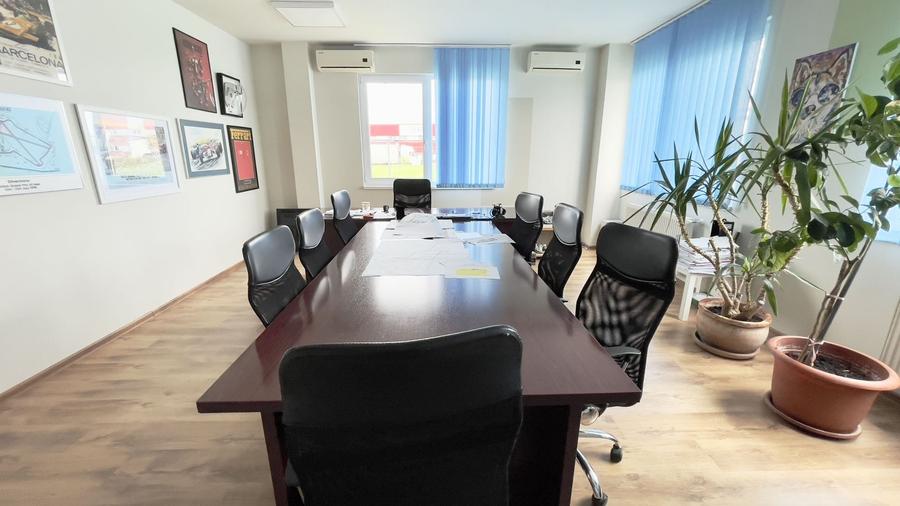 Clădire de birouri cu 12 parcări în incintă privată, UTA2, Arad - 1