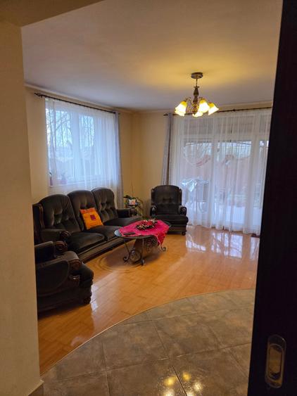 Vand in Unirii,casa cu etaj,5 camere singur in curte strada Marului,teren 1960mp - 3