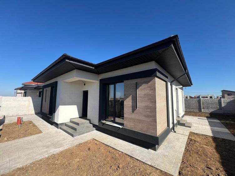 Casa individuala pe parter cu 4 camere // 2 bai // panouri 3 Kw - 1