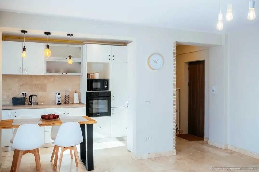 Apartament cu 3 camere semidecomandat în Exterior Vest