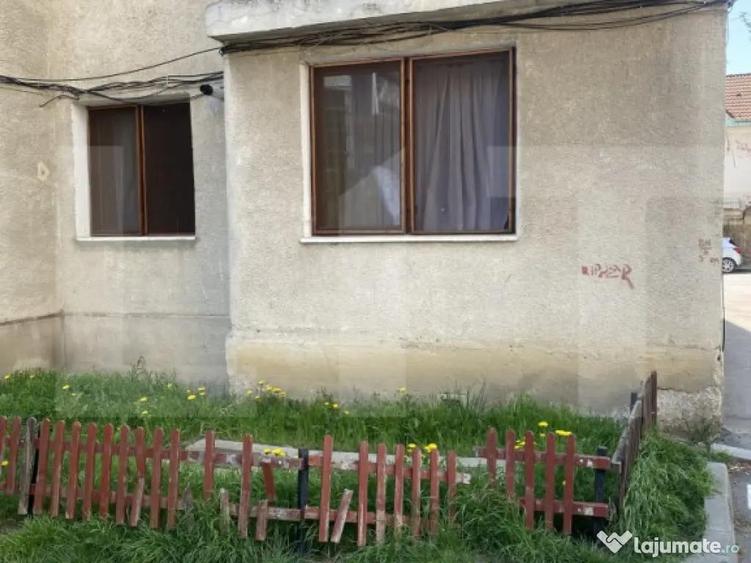 Apartament de vanzare, cu 3 camere, zona centrala - 2