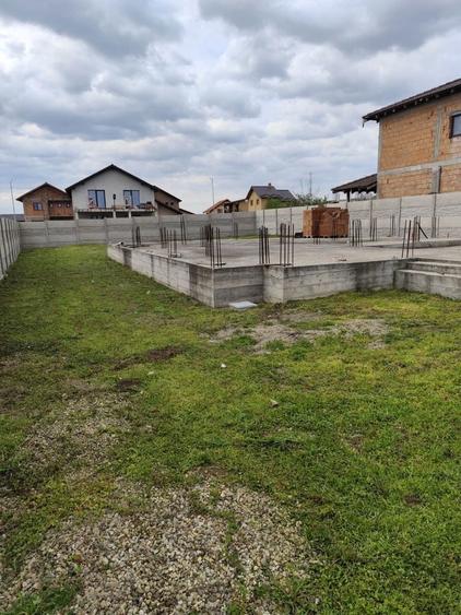 Teren intravilan cu fundatie, elevatie, placa si proiect de casa P+1E. - 3